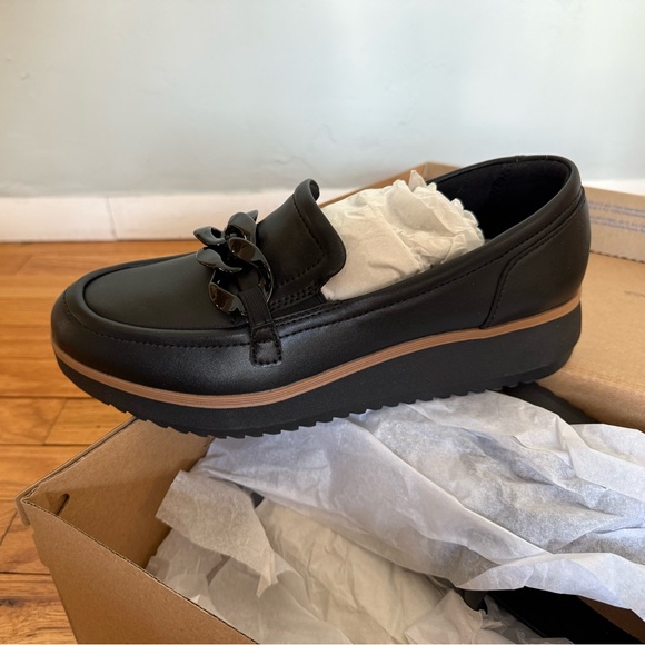 NWT Clarks Black Loafers with Glossy Chain Accent - Picture 13 of 16